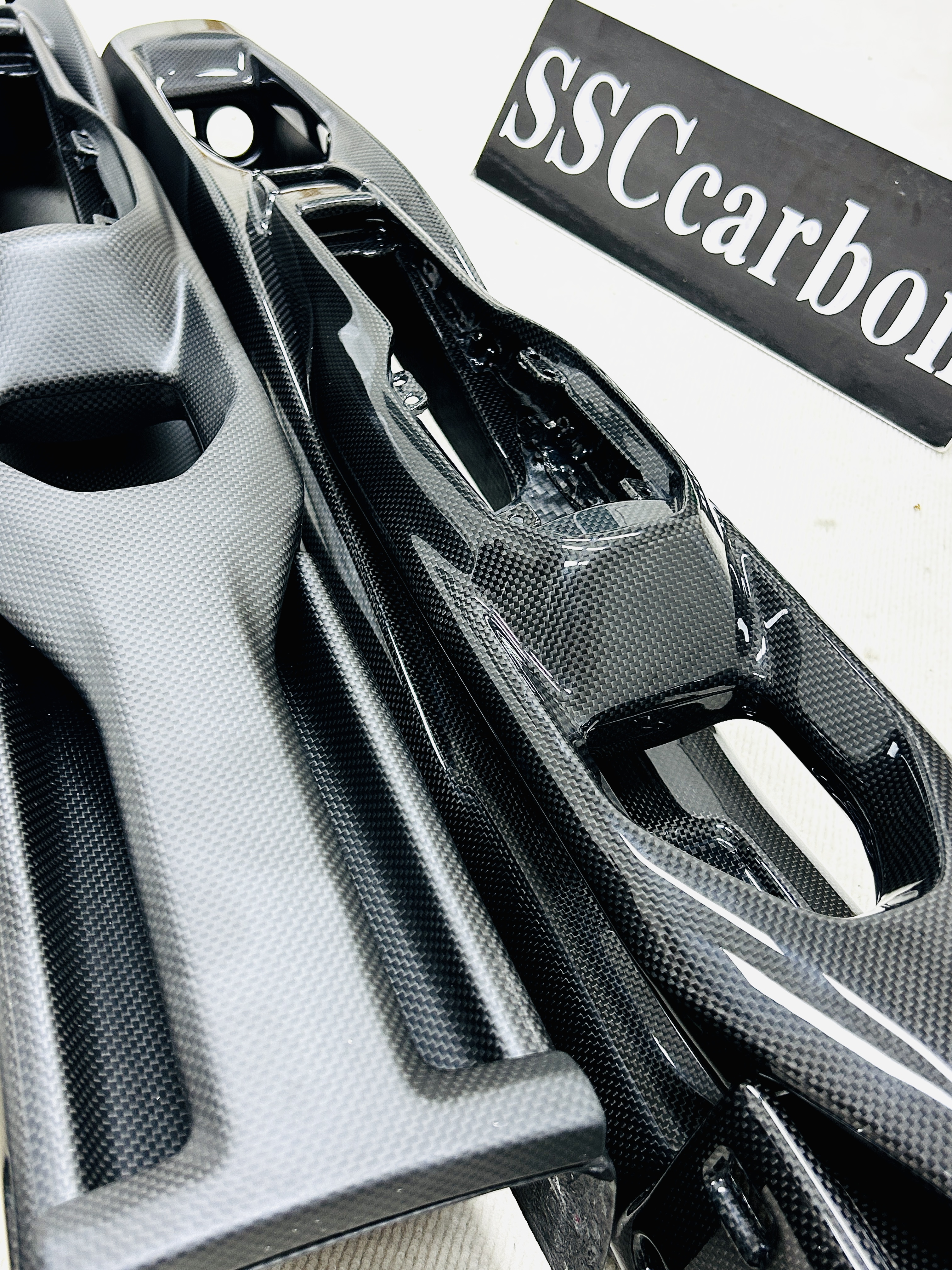 For Ferrari SF90 to SF90XX Dry carbon central passage