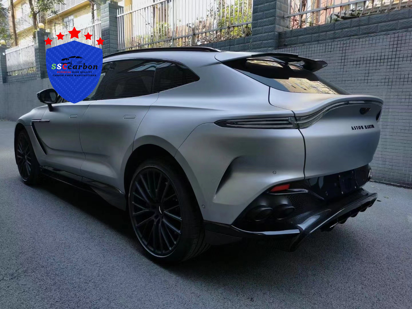 Aston Martin DBX Upgraded with 707 Dry Carbon Body Kit
