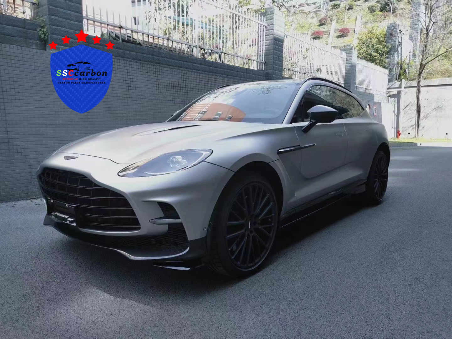 Aston Martin DBX Upgraded with 707 Dry Carbon Body Kit